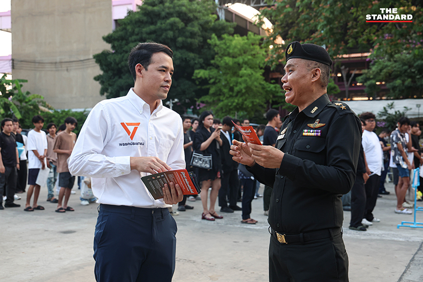 วิโรจน์ ลักขณาอดิศร ลงพื้นที่สังเกตการณ์การเกณฑ์ทหาร พร้อมทวงถามนโยบายทหารอาสา 2