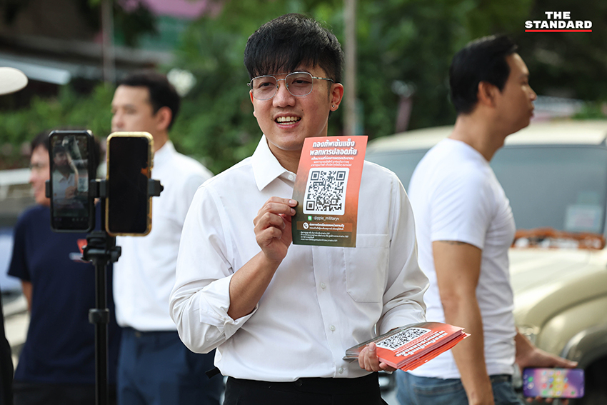 วิโรจน์ ลักขณาอดิศร ลงพื้นที่สังเกตการณ์การเกณฑ์ทหาร พร้อมทวงถามนโยบายทหารอาสา 6