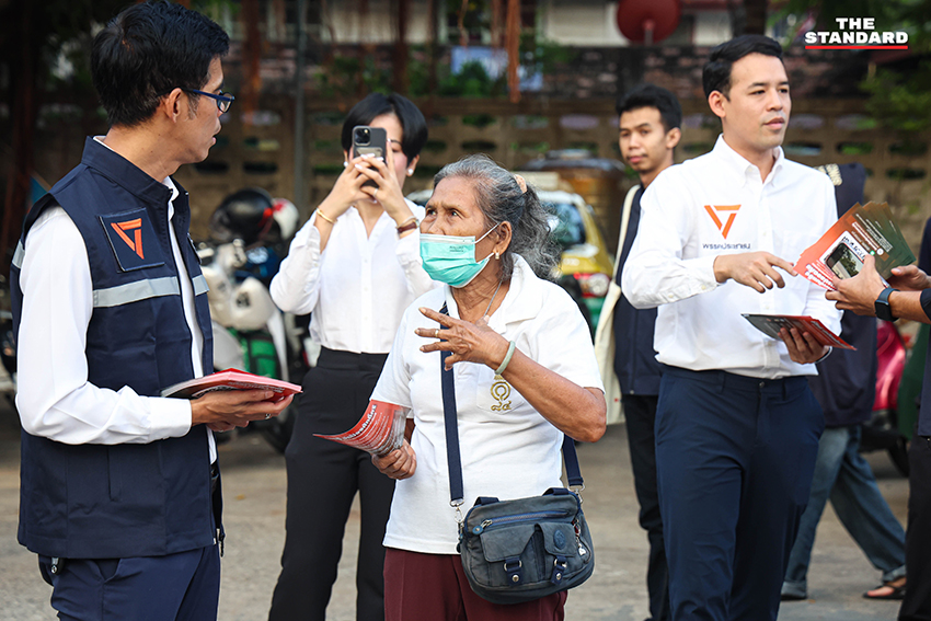 วิโรจน์ ลักขณาอดิศร ลงพื้นที่สังเกตการณ์การเกณฑ์ทหาร พร้อมทวงถามนโยบายทหารอาสา 7