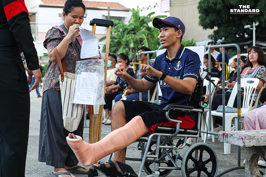 วิโรจน์ ลักขณาอดิศร ลงพื้นที่สังเกตการณ์การเกณฑ์ทหาร พร้อมทวงถามนโยบายทหารอาสา 9