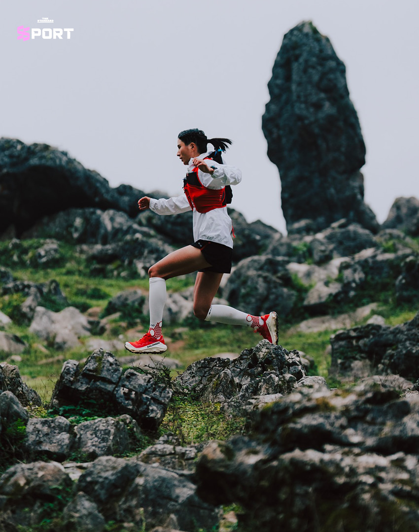 เหยา เหมียว ยอดนักวิ่งเทรลหญิง ถ่ายภาพในชุดวิ่ง Nike ACG บนเส้นทางธรรมชาติ 2