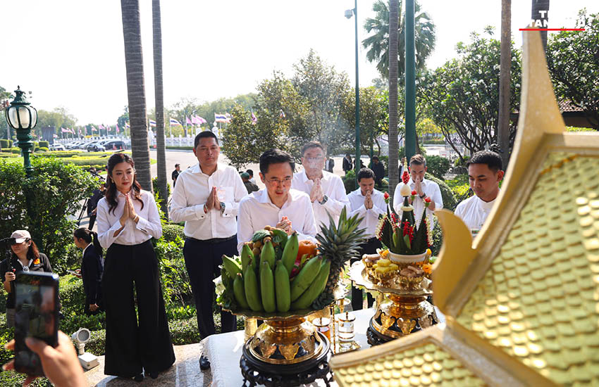 ยศชนัน พร้อมคณะรัฐมนตรีพรรคเพื่อไทยสักการะสิ่งศักดิ์สิทธิ์ทำเนียบรัฐบาลก่อนเข้าทำงาน 1