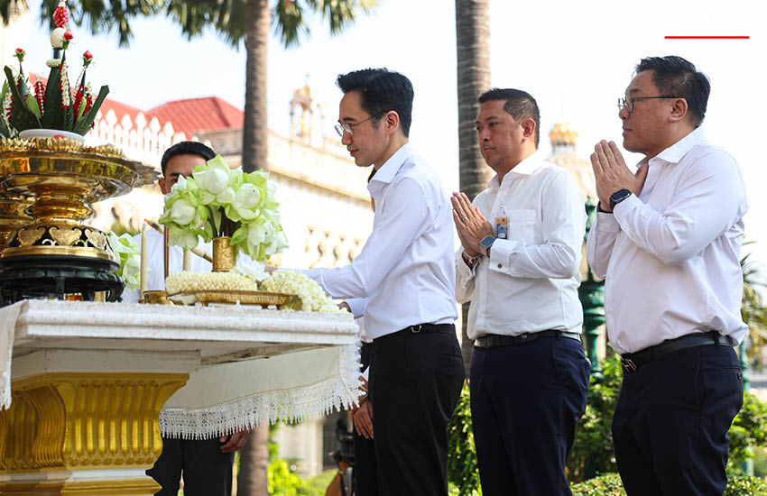 ยศชนัน พร้อมคณะรัฐมนตรีพรรคเพื่อไทยสักการะสิ่งศักดิ์สิทธิ์ทำเนียบรัฐบาลก่อนเข้าทำงาน 3