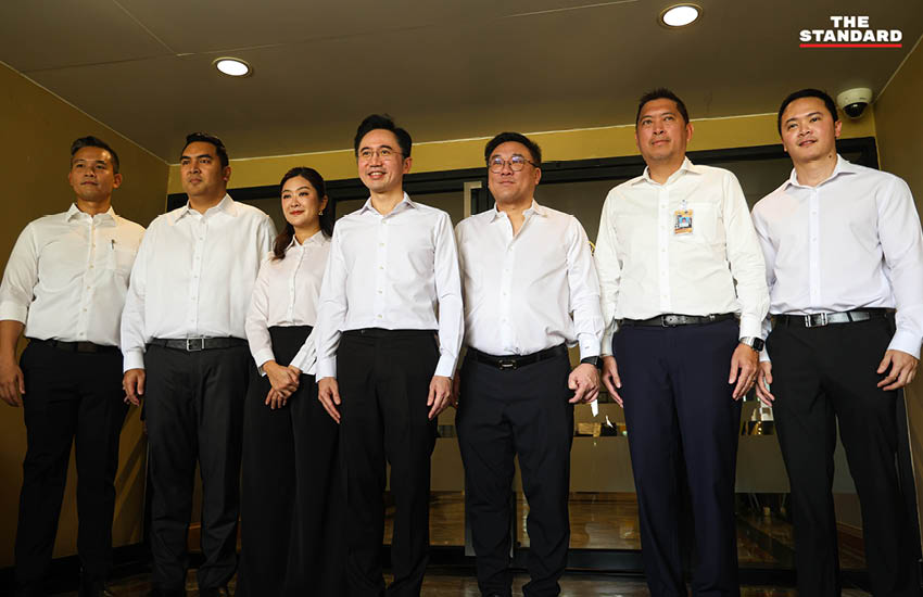 ยศชนัน พร้อมคณะรัฐมนตรีพรรคเพื่อไทยสักการะสิ่งศักดิ์สิทธิ์ทำเนียบรัฐบาลก่อนเข้าทำงาน 4