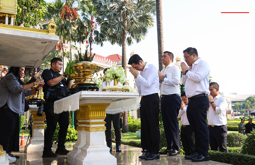 ยศชนัน พร้อมคณะรัฐมนตรีพรรคเพื่อไทยสักการะสิ่งศักดิ์สิทธิ์ทำเนียบรัฐบาลก่อนเข้าทำงาน 6