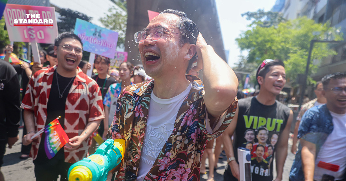 ยศชนัน วงศ์สวัสดิ์ รองนายกฯ ร่วมเล่นน้ำสงกรานต์บนถนนสีลมกับประชาชนอย่างเป็นกันเอง