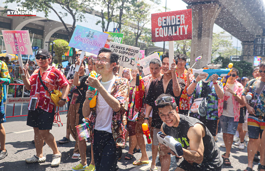 ยศชนัน วงศ์สวัสดิ์ รองนายกฯ ร่วมเล่นน้ำสงกรานต์บนถนนสีลมกับประชาชนอย่างเป็นกันเอง 1