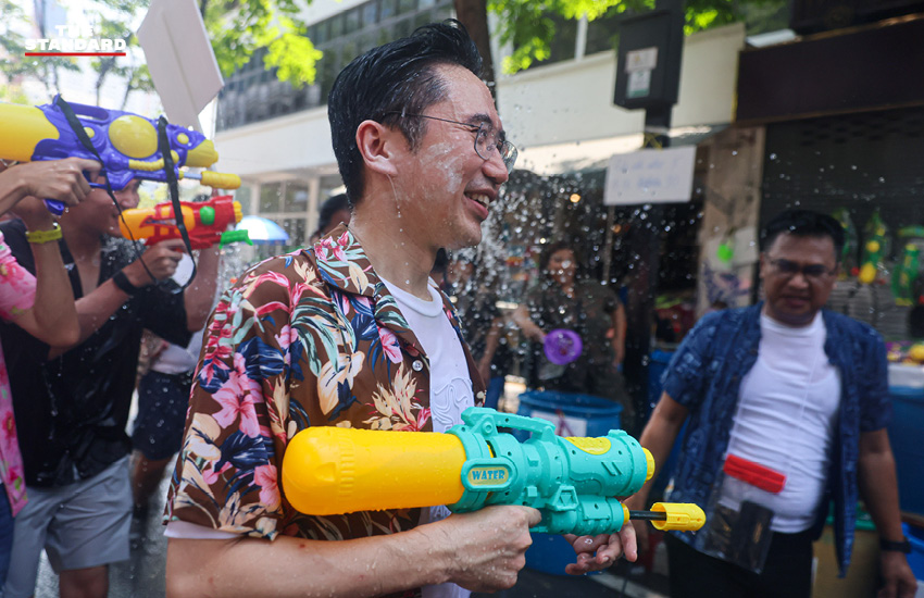 ยศชนัน วงศ์สวัสดิ์ รองนายกฯ ร่วมเล่นน้ำสงกรานต์บนถนนสีลมกับประชาชนอย่างเป็นกันเอง 2