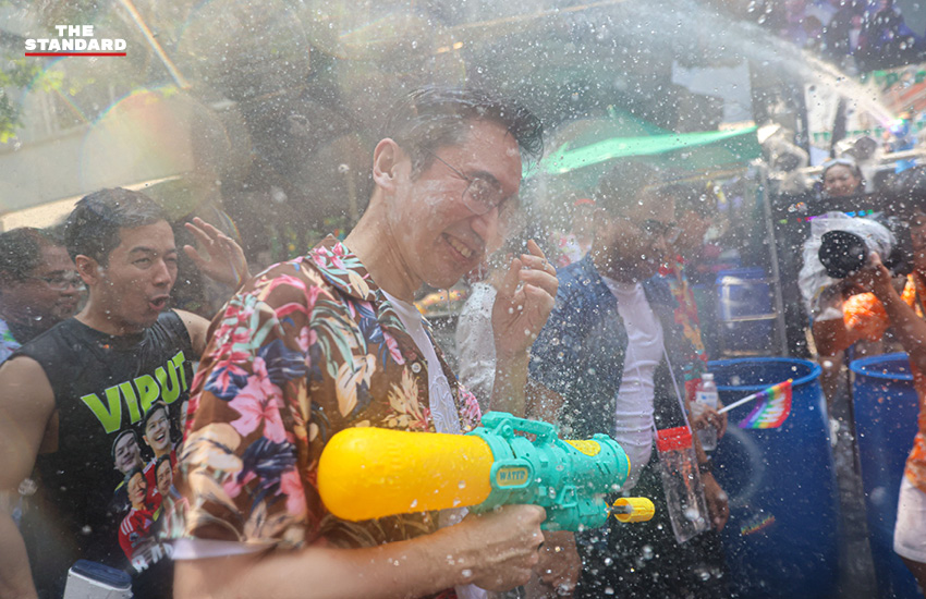 ยศชนัน วงศ์สวัสดิ์ รองนายกฯ ร่วมเล่นน้ำสงกรานต์บนถนนสีลมกับประชาชนอย่างเป็นกันเอง 3