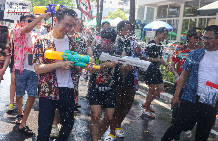 ยศชนัน วงศ์สวัสดิ์ รองนายกฯ ร่วมเล่นน้ำสงกรานต์บนถนนสีลมกับประชาชนอย่างเป็นกันเอง 4