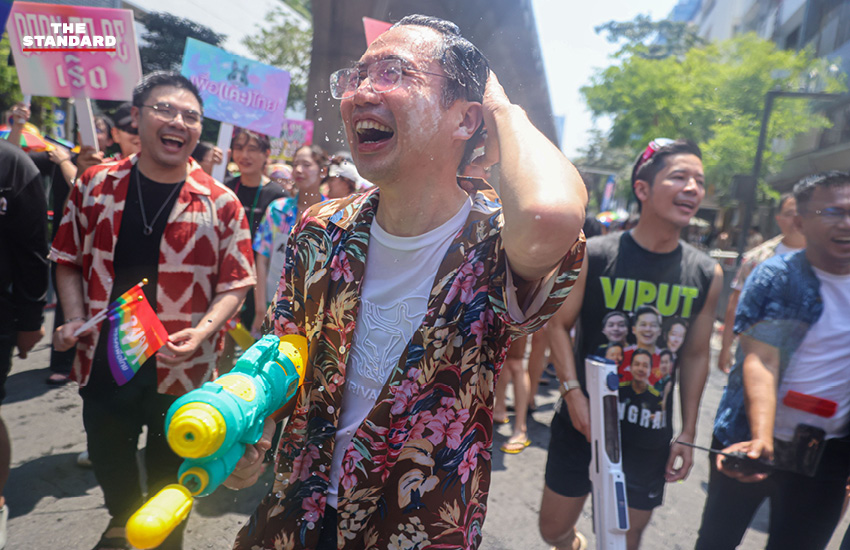 ยศชนัน วงศ์สวัสดิ์ รองนายกฯ ร่วมเล่นน้ำสงกรานต์บนถนนสีลมกับประชาชนอย่างเป็นกันเอง 6