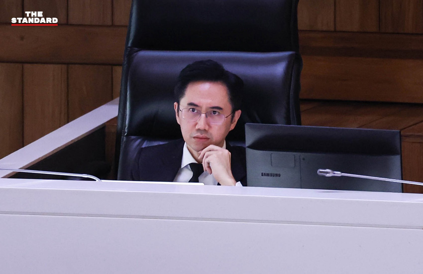 ศ.ดร.ยศชนัน วงศ์สวัสดิ์ รองนายกฯ และ รมว.อว. กำลังเปิดคอมพิวเตอร์ตรวจสอบข้อมูลในการประชุมสภาวันแรก 1