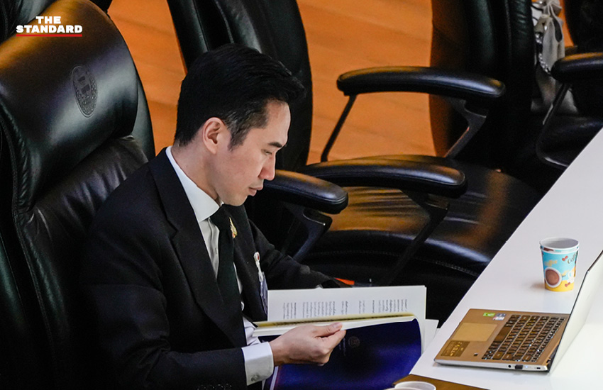 ศ.ดร.ยศชนัน วงศ์สวัสดิ์ รองนายกฯ และ รมว.อว. กำลังเปิดคอมพิวเตอร์ตรวจสอบข้อมูลในการประชุมสภาวันแรก 2