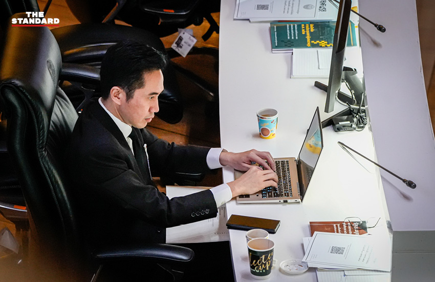 ศ.ดร.ยศชนัน วงศ์สวัสดิ์ รองนายกฯ และ รมว.อว. กำลังเปิดคอมพิวเตอร์ตรวจสอบข้อมูลในการประชุมสภาวันแรก 3