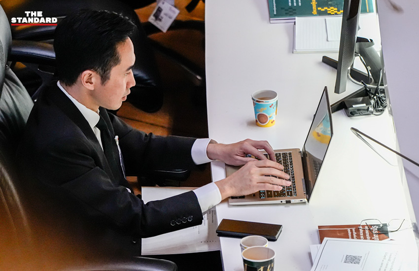 ศ.ดร.ยศชนัน วงศ์สวัสดิ์ รองนายกฯ และ รมว.อว. กำลังเปิดคอมพิวเตอร์ตรวจสอบข้อมูลในการประชุมสภาวันแรก 4