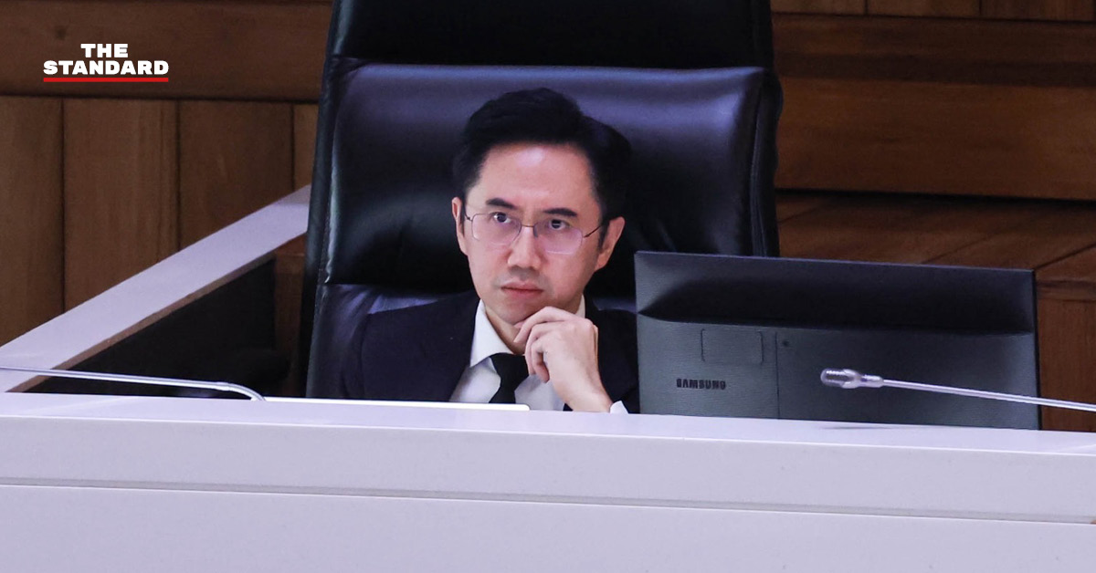 ศ.ดร.ยศชนัน วงศ์สวัสดิ์ รองนายกฯ และ รมว.อว. กำลังเปิดคอมพิวเตอร์ตรวจสอบข้อมูลในการประชุมสภาวันแรก