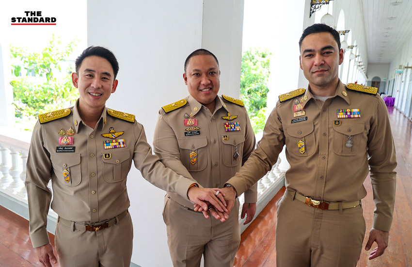 ภาพถ่าย 3 รัฐมนตรีช่วยว่าการกระทรวงมหาดไทย พลพีร์ สุวรรณฉวี, เจเศรษฐ์ ไทยเศรษฐ์ และวรศิษฎ์ เลียงประสิทธิ์ 1