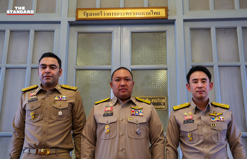 ภาพถ่าย 3 รัฐมนตรีช่วยว่าการกระทรวงมหาดไทย พลพีร์ สุวรรณฉวี, เจเศรษฐ์ ไทยเศรษฐ์ และวรศิษฎ์ เลียงประสิทธิ์ 9