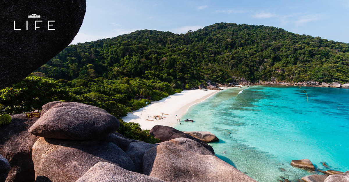 ภาพชายหาดทรายขาวน้ำทะเลสีครามสดใส สื่อถึงชายหาดที่ติดอันดับ World’s 50 Best Beaches