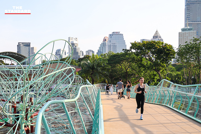 เปิดแล้ว ‘สะพานเขียว’ โฉมใหม่ เชื่อมสวนลุมฯ-สวนเบญฯ วิ่งเพลิน เดินยาวกว่าที่เคย