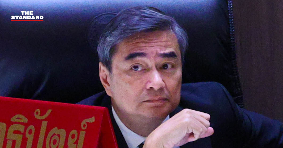 อภิสิทธิ์ เวชชาชีวะ อดีตนายกรัฐมนตรีและหัวหน้าพรรคประชาธิปัตย์ กำลังให้สัมภาษณ์