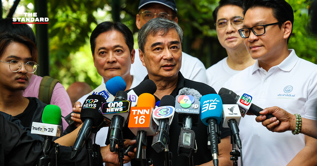 อภิสิทธิ์ เวชชาชีวะ ให้สัมภาษณ์ประเด็นการเมืองและเศรษฐกิจ