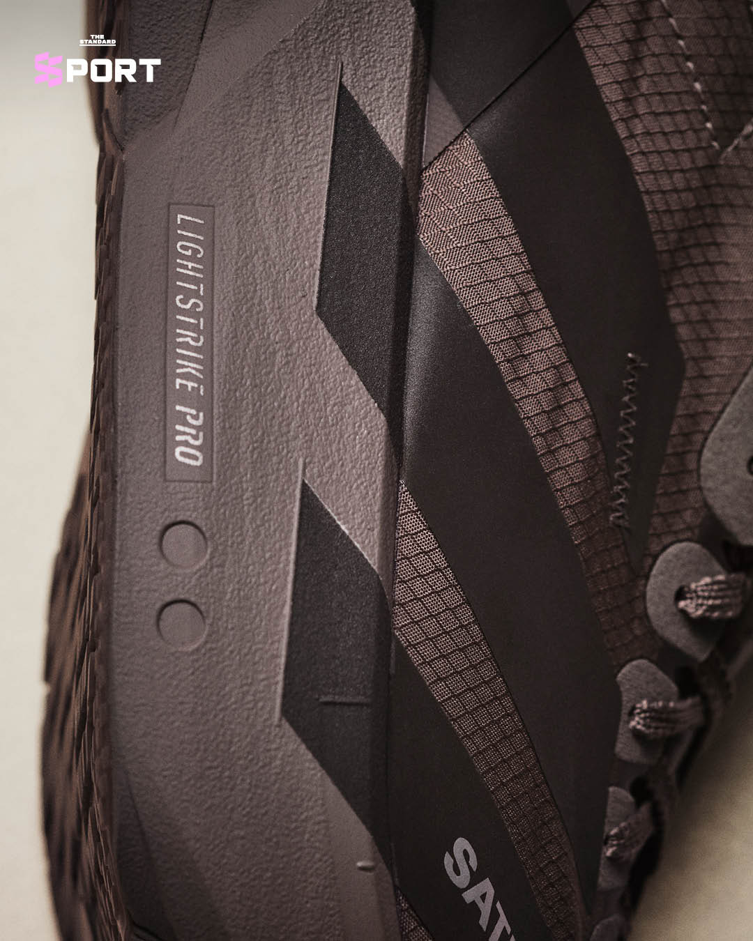 ภาพรองเท้าวิ่ง adidas x SATISFY รุ่น ADIZERO ADIOS PRO 4 ที่เปิดตัวในคอลเลกชันลิมิเต็ด 8