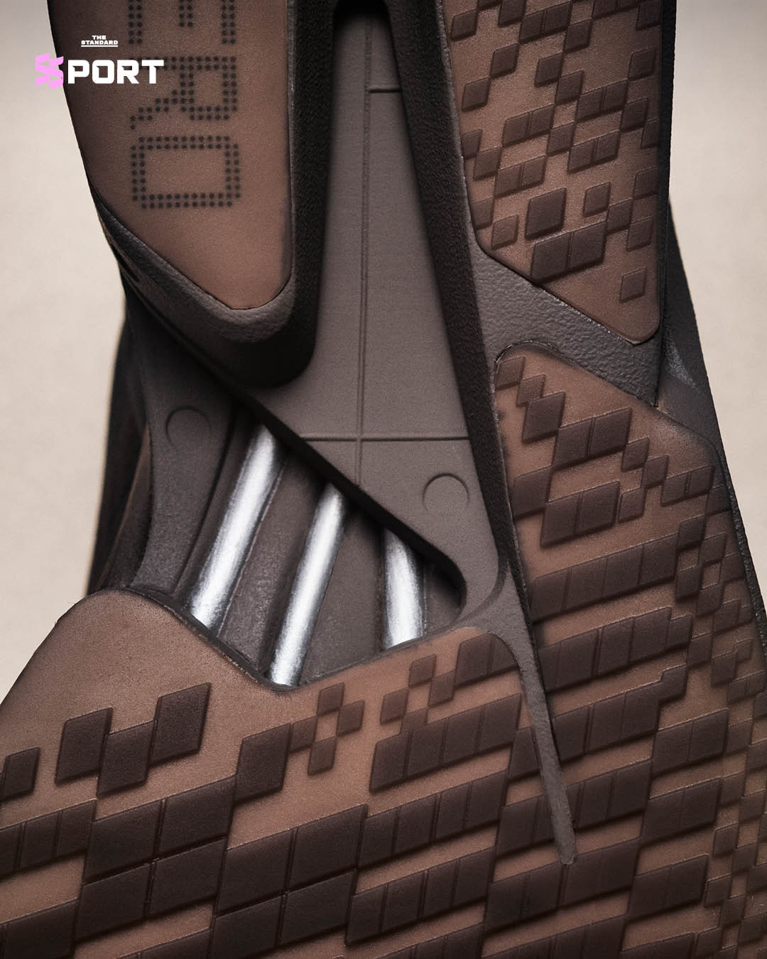 ภาพรองเท้าวิ่ง adidas x SATISFY รุ่น ADIZERO ADIOS PRO 4 ที่เปิดตัวในคอลเลกชันลิมิเต็ด 9