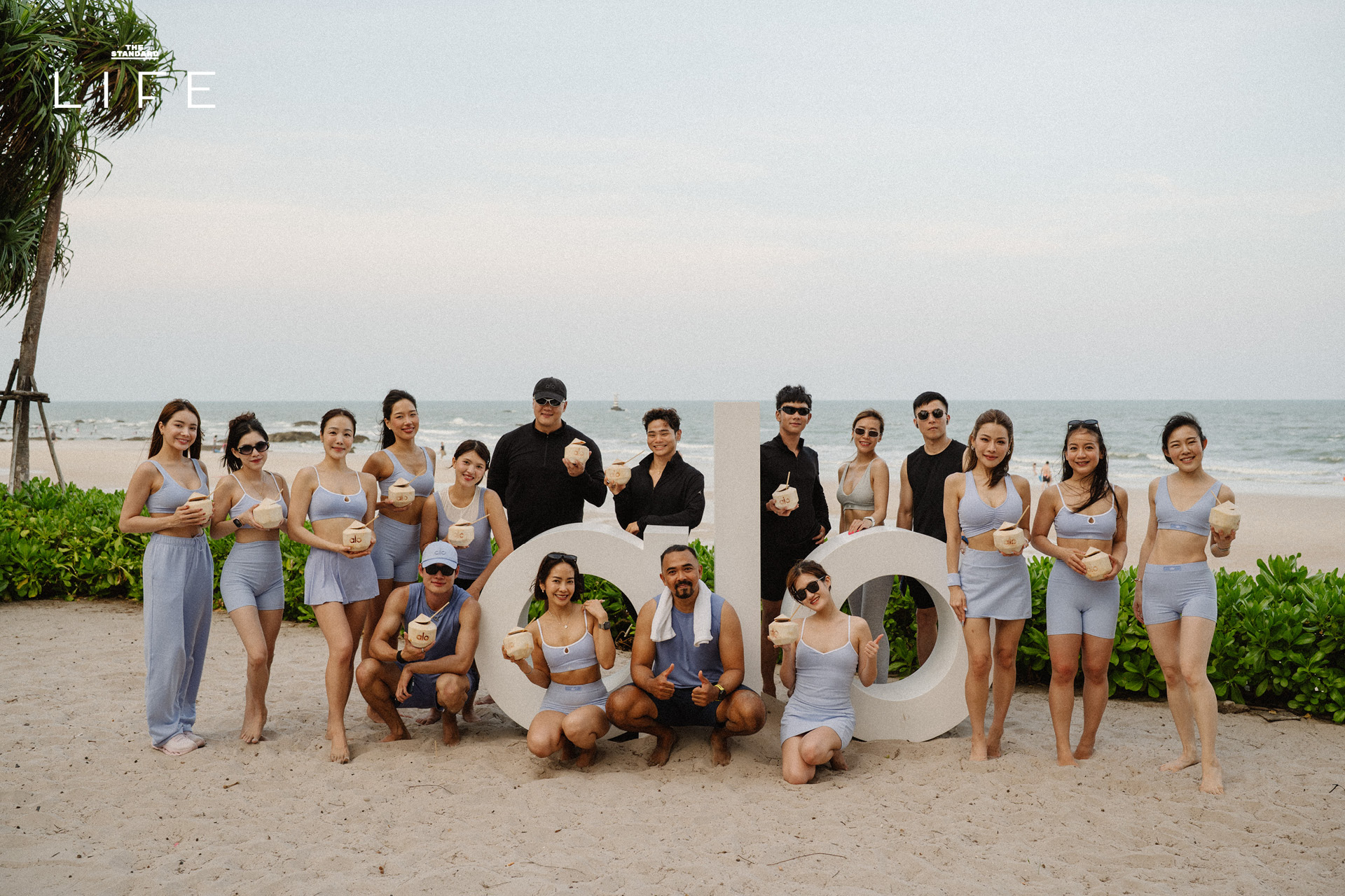 กลุ่มคนกำลังเล่นโยคะริมชายหาดหัวหินในกิจกรรมของ Alo ที่ The Standard, Hua Hin 4