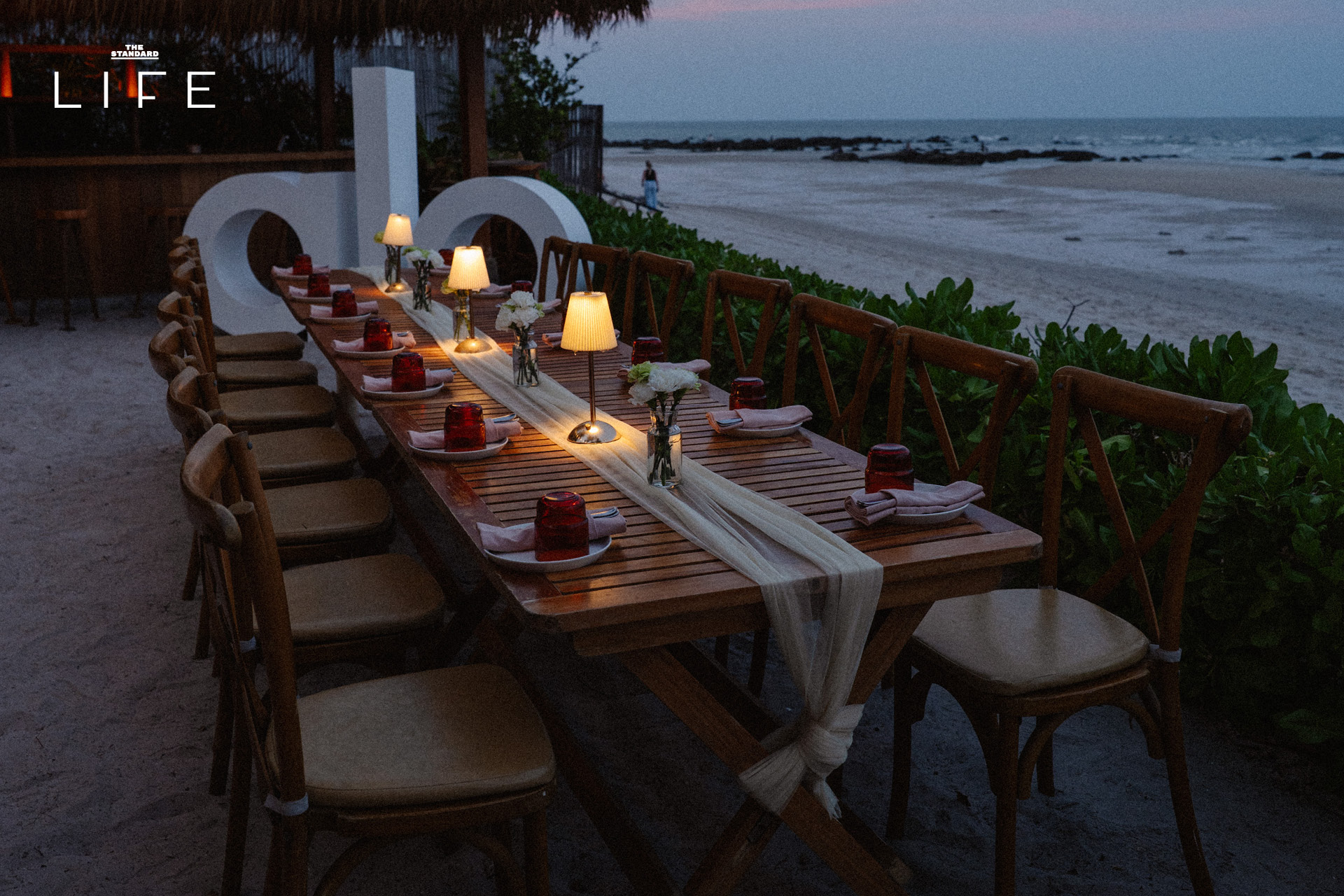 กลุ่มคนกำลังเล่นโยคะริมชายหาดหัวหินในกิจกรรมของ Alo ที่ The Standard, Hua Hin 7