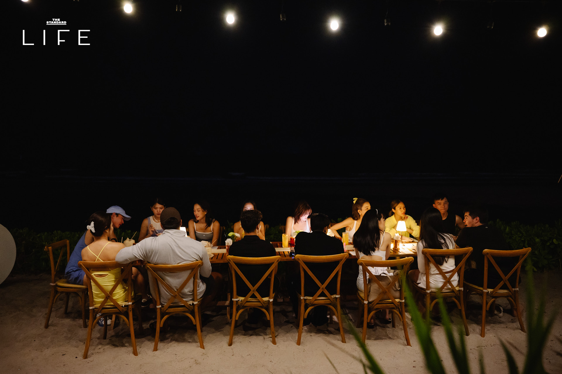 กลุ่มคนกำลังเล่นโยคะริมชายหาดหัวหินในกิจกรรมของ Alo ที่ The Standard, Hua Hin 8