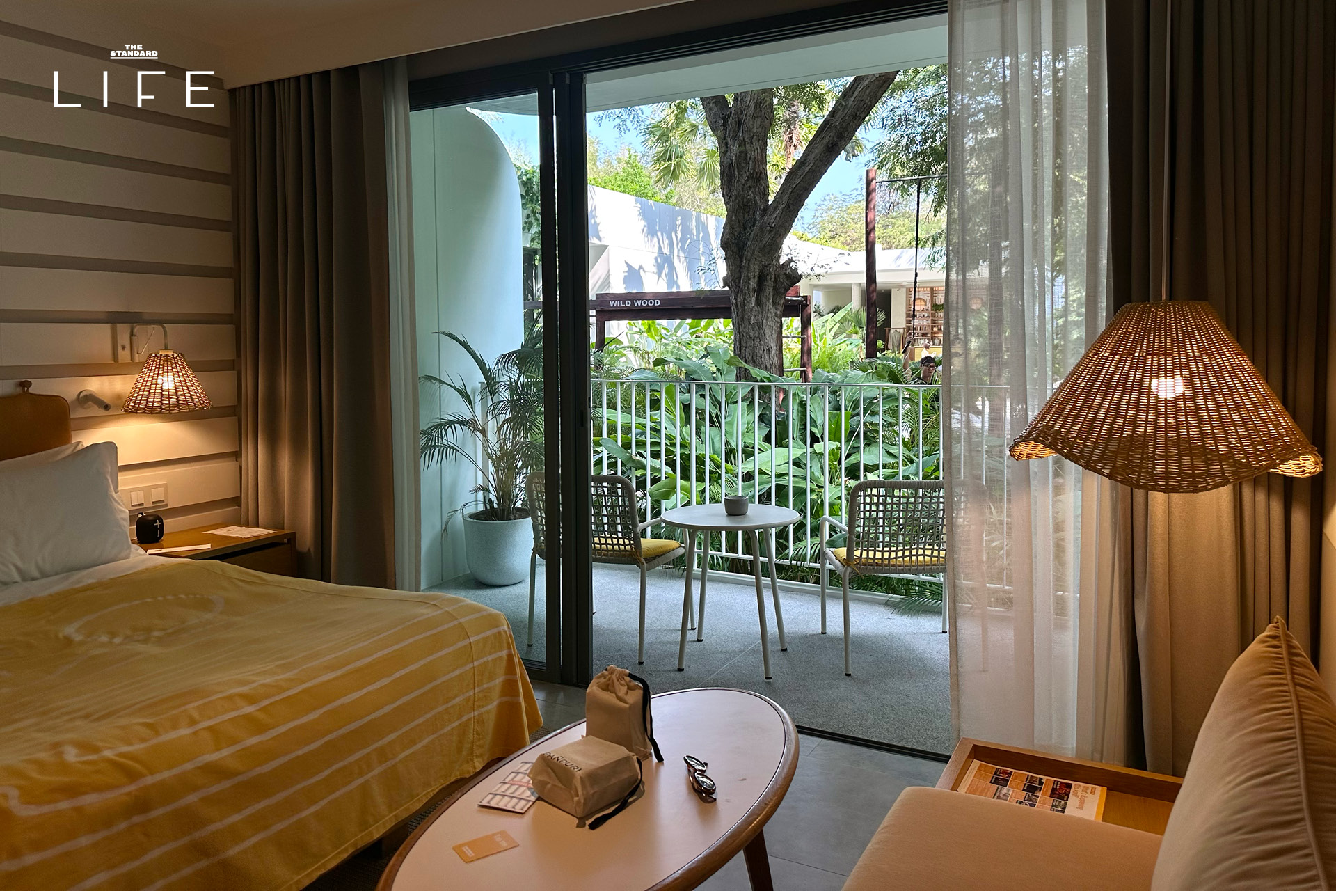 กลุ่มคนกำลังเล่นโยคะริมชายหาดหัวหินในกิจกรรมของ Alo ที่ The Standard, Hua Hin 9