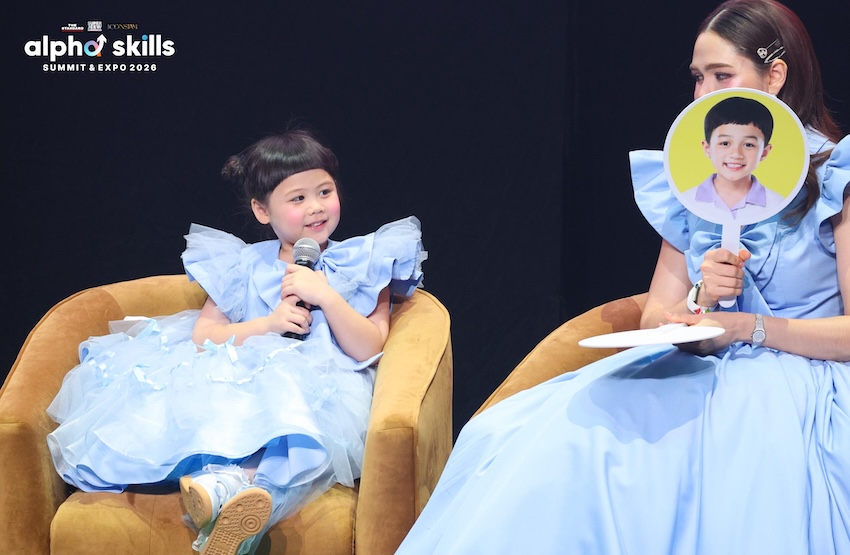 น้องเกล แอบิเกล รังษีสิงห์พิพัฒน์ และคุณแม่ชมพู่ อารยา อัลเบอร์ต้า ฮาร์เก็ต ในงาน Alpha Skills Summit 2026 5