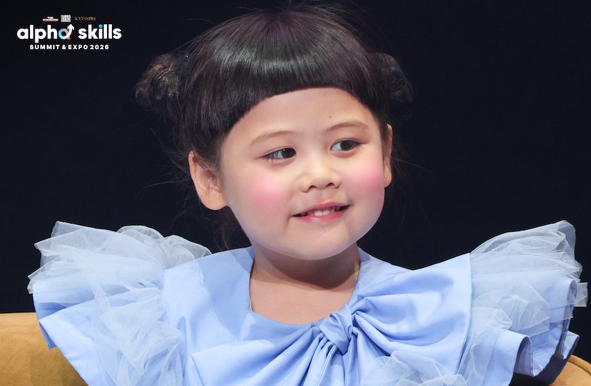 น้องเกล แอบิเกล รังษีสิงห์พิพัฒน์ และคุณแม่ชมพู่ อารยา อัลเบอร์ต้า ฮาร์เก็ต ในงาน Alpha Skills Summit 2026 9