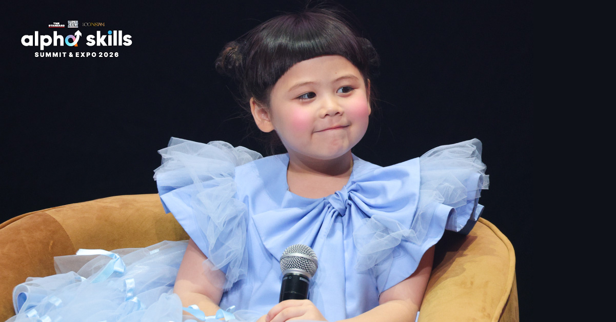น้องเกล แอบิเกล รังษีสิงห์พิพัฒน์ และคุณแม่ชมพู่ อารยา อัลเบอร์ต้า ฮาร์เก็ต ในงาน Alpha Skills Summit 2026