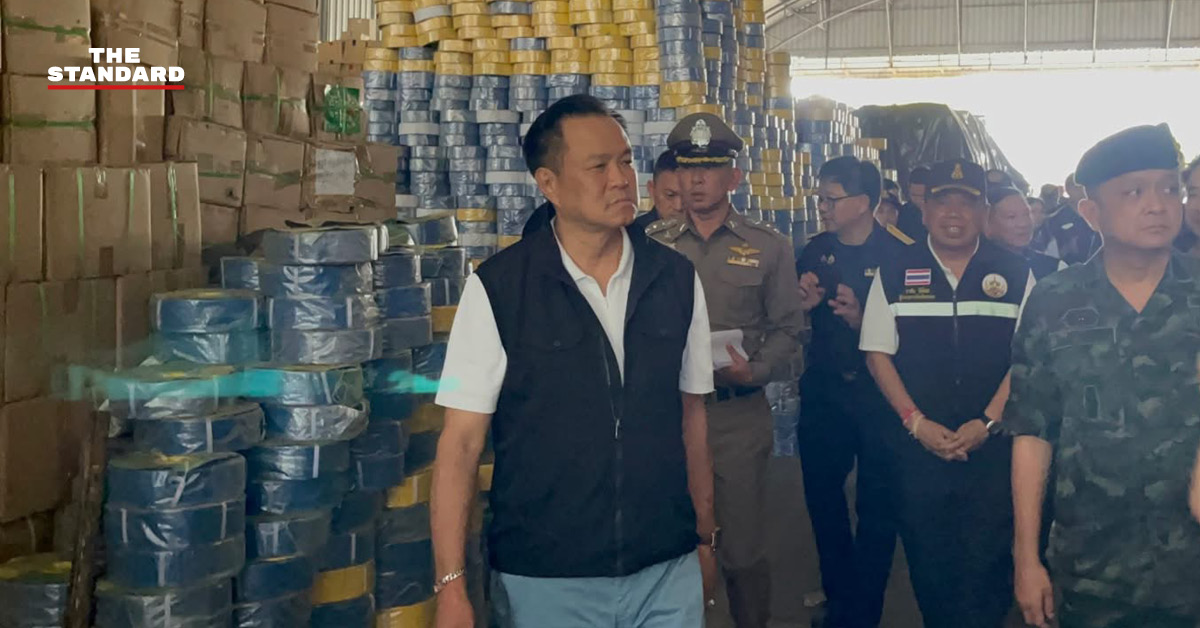 อนุทิน ชาญวีรกูล ตรวจสอบสินค้าภายในโกดังที่จังหวัดระนอง