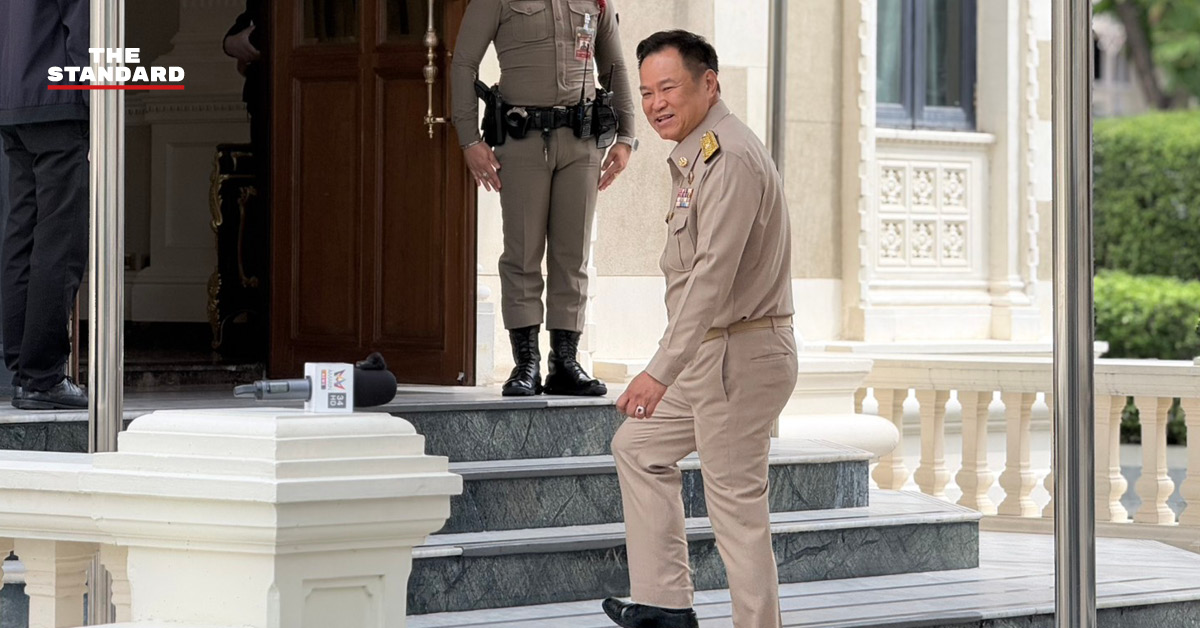 นายอนุทิน ชาญวีรกูล ขณะให้สัมภาษณ์