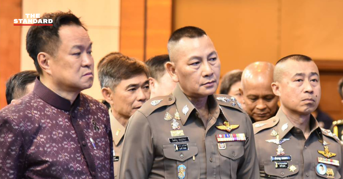อนุทิน ชาญวีรกูล, กิตติ์รัฐ พันธุ์เพ็ชร์ และเจ้าหน้าที่ ยืนแถวหน้า