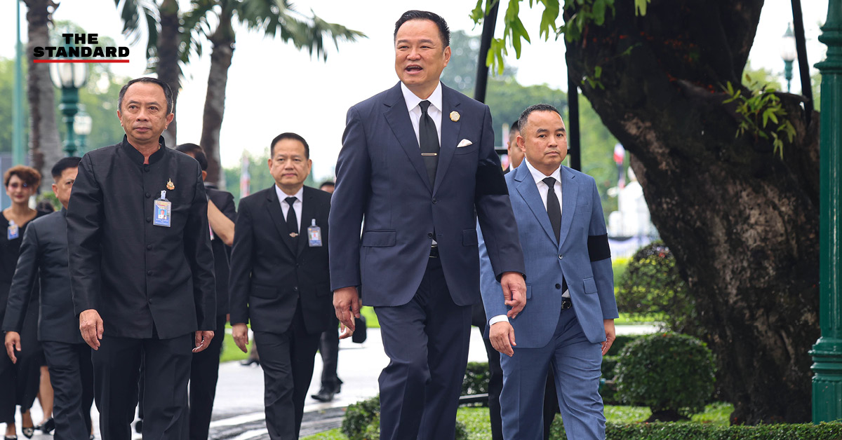 อนุทิน ชาญวีรกูล รองนายกรัฐมนตรีและรัฐมนตรีว่าการกระทรวงมหาดไทย ขณะให้สัมภาษณ์สื่อมวลชน
