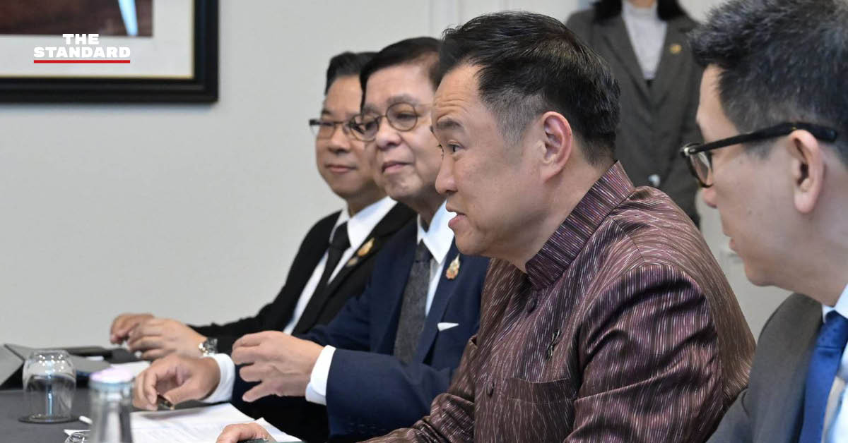 อนุทิน ชาญวีรกูล นายกรัฐมนตรีและรัฐมนตรีว่าการกระทรวงมหาดไทย กำลังหารือกับผู้บริหารภาคเอกชนไทยในกรุงปารีส