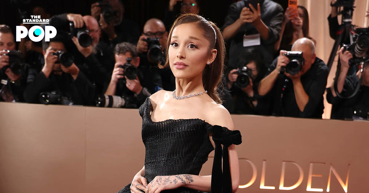 Ariana Grande ในชุดราตรีสีชมพูอ่อนระหว่างเข้าร่วมงาน Golden Globe Awards