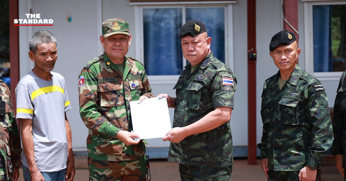 เจ้าหน้าที่ทหารไทยและกัมพูชา ร่วมอำนวยความสะดวกในการส่งตัวชาวบ้านไทยที่หาของป่าในกัมพูชากลับประเทศ