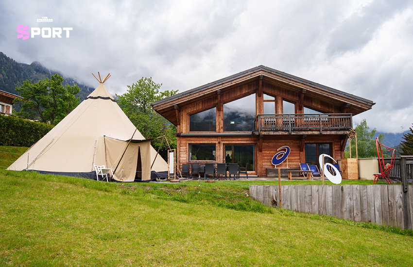 ภาพศูนย์ฝึก ASICS Basecamp สำหรับนักวิ่งเทรลที่เชิงเขามงบล็องในเทือกเขาแอลป์ 1