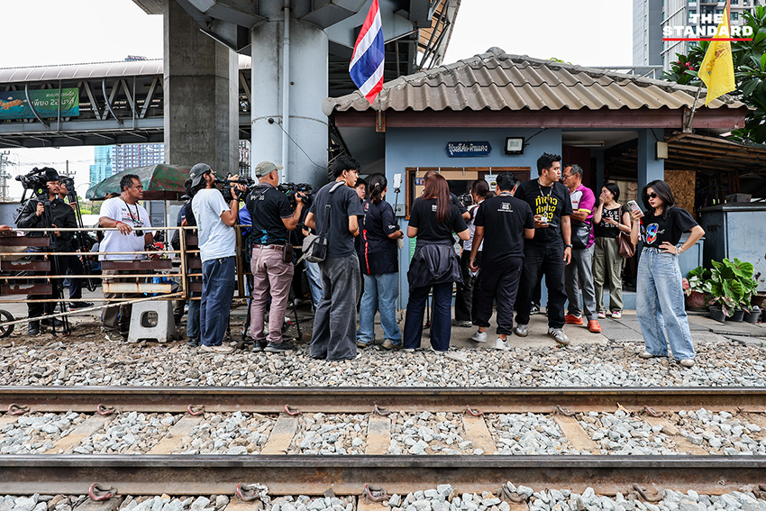 เจ้าหน้าที่ตำรวจจำลองเหตุการณ์อุบัติเหตุรถไฟชนรถโดยสารประจำทางบริเวณจุดตัดแยกอโศก 2