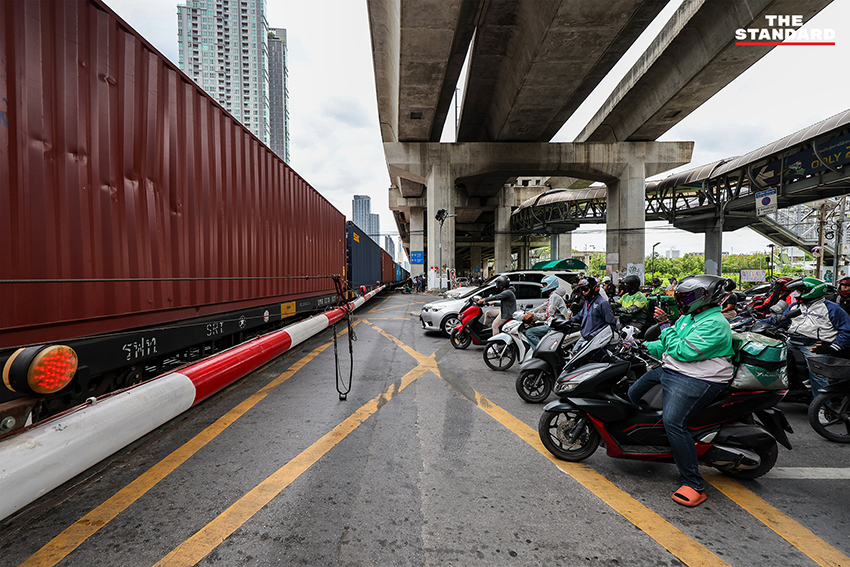 สภาพการจราจรบริเวณจุดตัดรถไฟอโศก-ดินแดง หลังเหตุรถไฟชนรถเมล์ 1 วัน 1