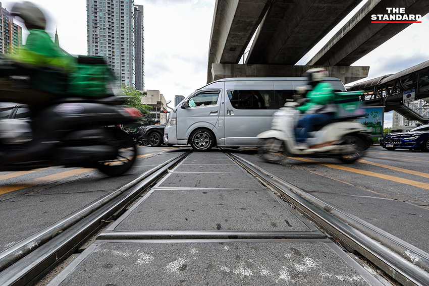 สภาพการจราจรบริเวณจุดตัดรถไฟอโศก-ดินแดง หลังเหตุรถไฟชนรถเมล์ 1 วัน 13
