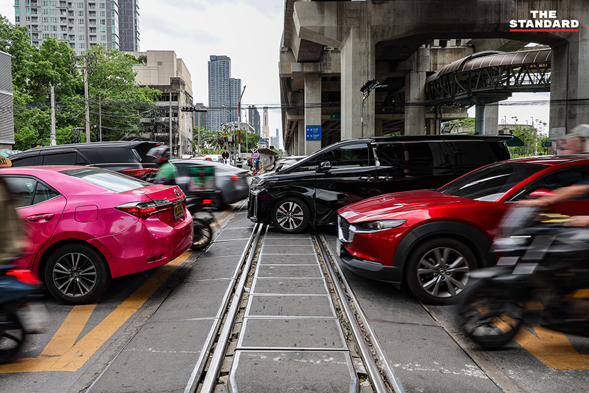 สภาพการจราจรบริเวณจุดตัดรถไฟอโศก-ดินแดง หลังเหตุรถไฟชนรถเมล์ 1 วัน 2