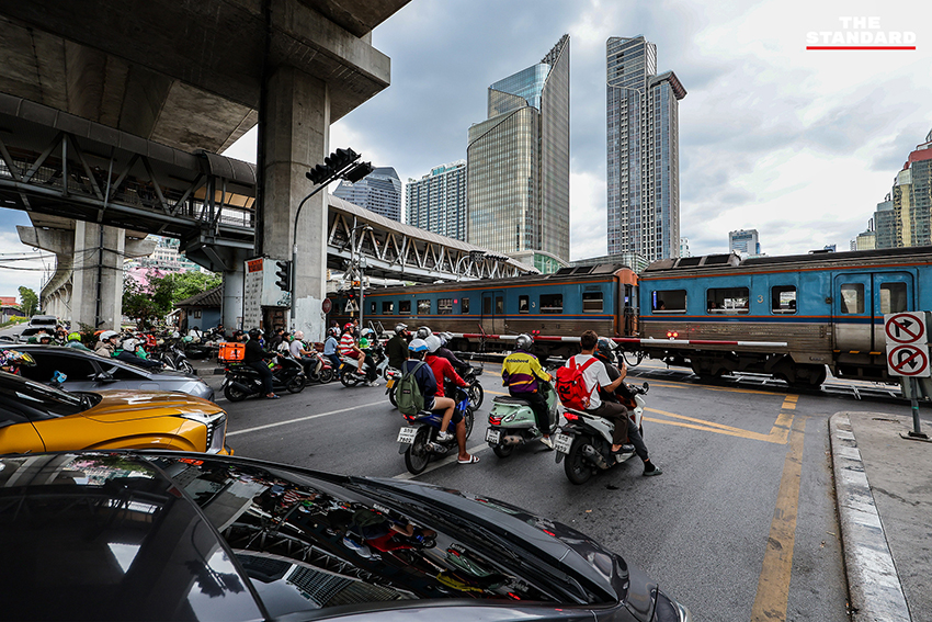 สภาพการจราจรบริเวณจุดตัดรถไฟอโศก-ดินแดง หลังเหตุรถไฟชนรถเมล์ 1 วัน 3
