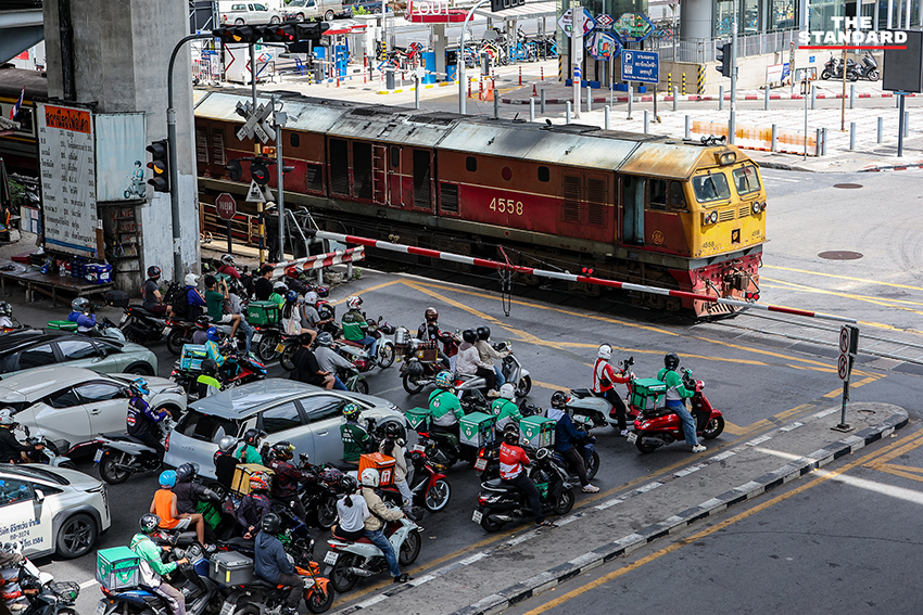 สภาพการจราจรบริเวณจุดตัดรถไฟอโศก-ดินแดง หลังเหตุรถไฟชนรถเมล์ 1 วัน 4