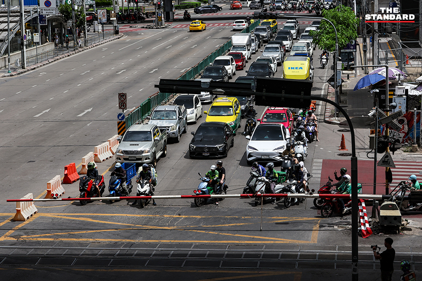 สภาพการจราจรบริเวณจุดตัดรถไฟอโศก-ดินแดง หลังเหตุรถไฟชนรถเมล์ 1 วัน 6